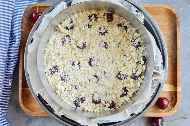 In a bowl, combine the flour, cinnamon, caster sugar and butter and using your fingers, rub the mix together to form a crumble-like mixture with pea-sized pieces. Sprinkle the crumble over the top of the cherries.