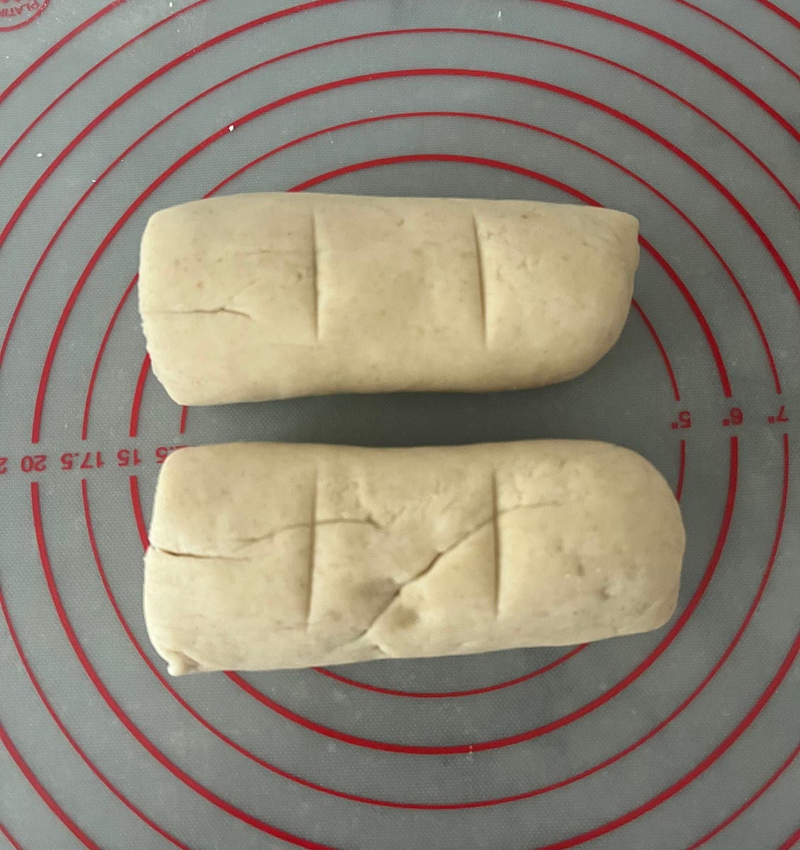 Cut the disc in half, pick one half and roll it up into a sausage shape, then cut it in half, then each half into 3 equal parts, then each in half; make balls with the chunks. Do the same with the other half of the disc. You should end up with 24 dough balls of about 30g each.