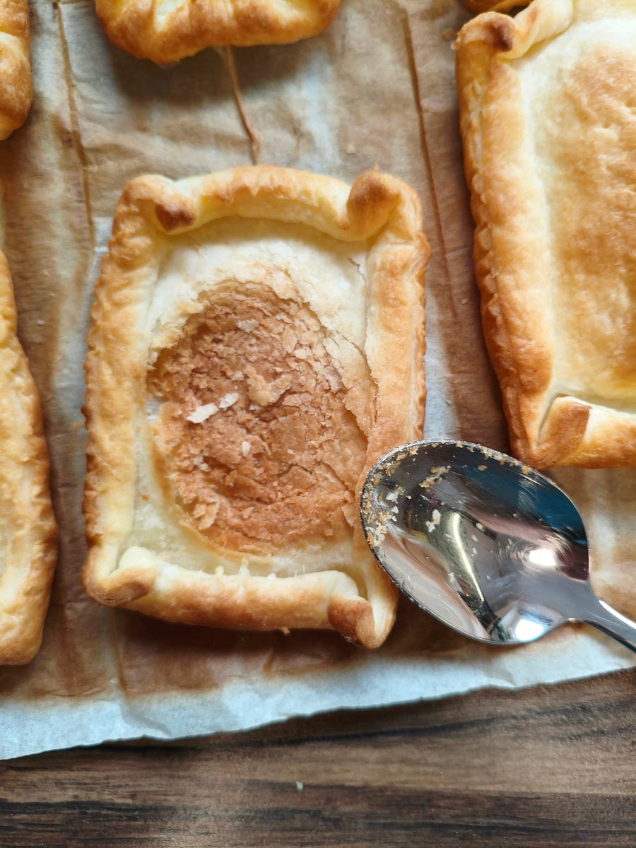 Die Kuppel mit dem Löffel einstecken und platt klopfen. Die Teile mit Pudding füllen.