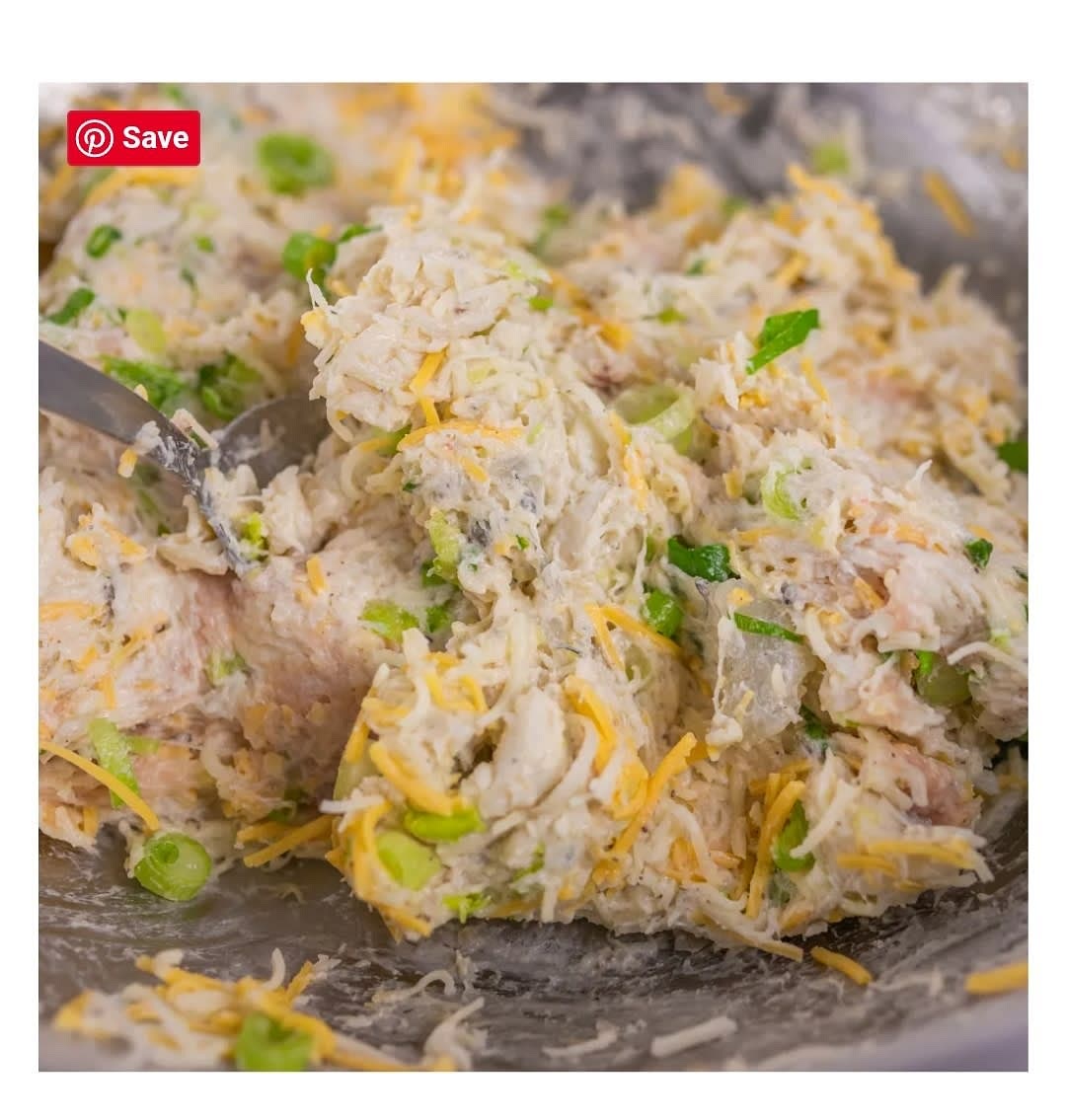 In a bowl, combine the shrimp, crab meat, seasonings, white and light green parts of the green onions, kewpie mayonnaise, cheese, and sriracha sauce if using.