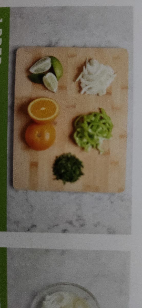 1PREP •Wash and dry produce. •Halve, peel, and thinly slice onion.
Quarter lime. Halve, core, and thinly
slice green pepper into strips. Halve
orange. Roughly chop cilantro.