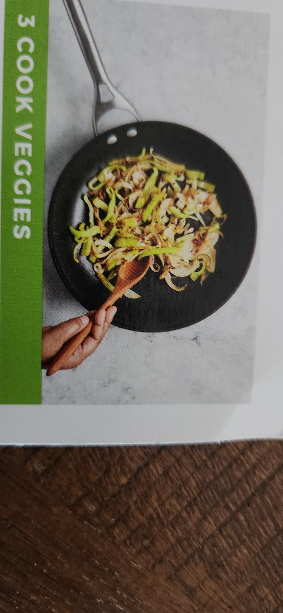 3 COOK VEGGIES •Heat drizzle of oil in a large pan over
medium-high heat. Add green pepper
and remaining onion; cook stirring
occasionally, until browned and
tender, 5-7 minutes. Season with salt
and pepper. •Turn off heat; transfertoa medium
bowl. Wipe out pan.