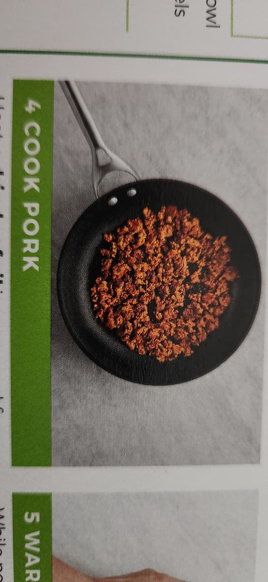 4 COOK PORK •Heat a drizzle of oil in pan used for
veggies over medium-high heat. Add
pork and remaining Southwest
Spice Blend. Cook, breaking up meat
into pieces, until browned, 3-4 minutes. •Stir in Tex-Mex paste, juice from
orange, and a squeeze of lime juice.
Bring to a simmer and cook until
pork is cooked through and sauce has
thickened, 2-3 minutes more. Taste
and season with salt and pepper.