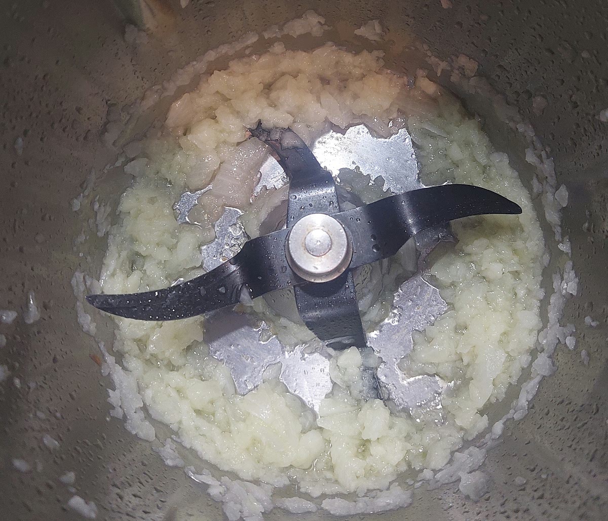 1 - Coloque no copo a cebola, o alho e o azeite, pique 5 seg/vel 5. Refogue 7 min/120ºC/vel 1.
