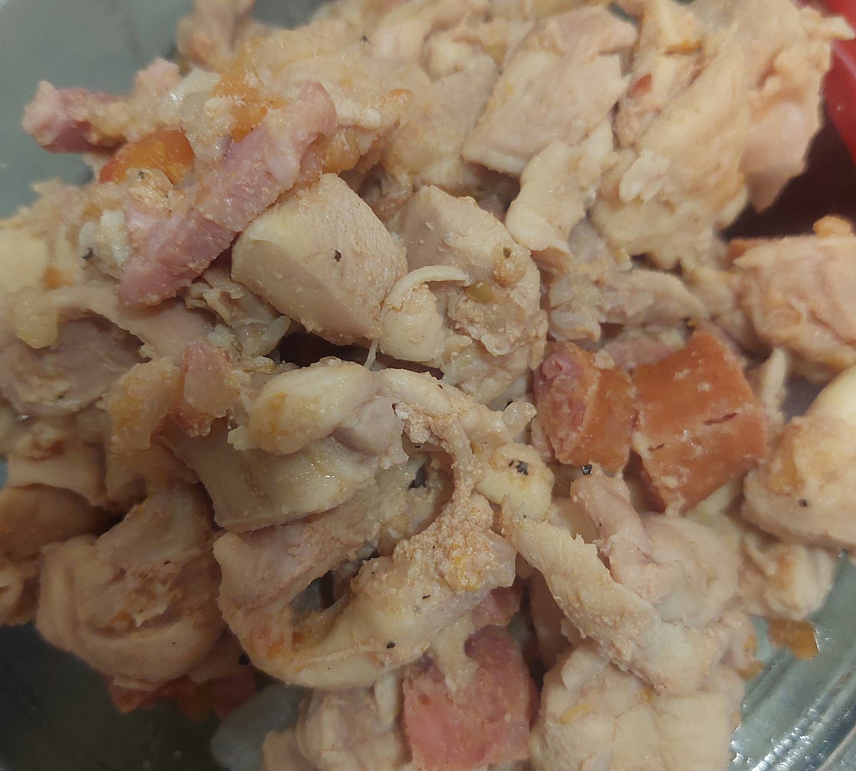 2 - Adicione o frango, o tomate, a linguiça, o toucinho, o caldo, o louro, o sal, a pimenta e 70 g de água (fazer a atenção à quantidade) e cozinhe 20 min/100ºC/inver./vel colher. Retire o frango e reserve o molho no copo.