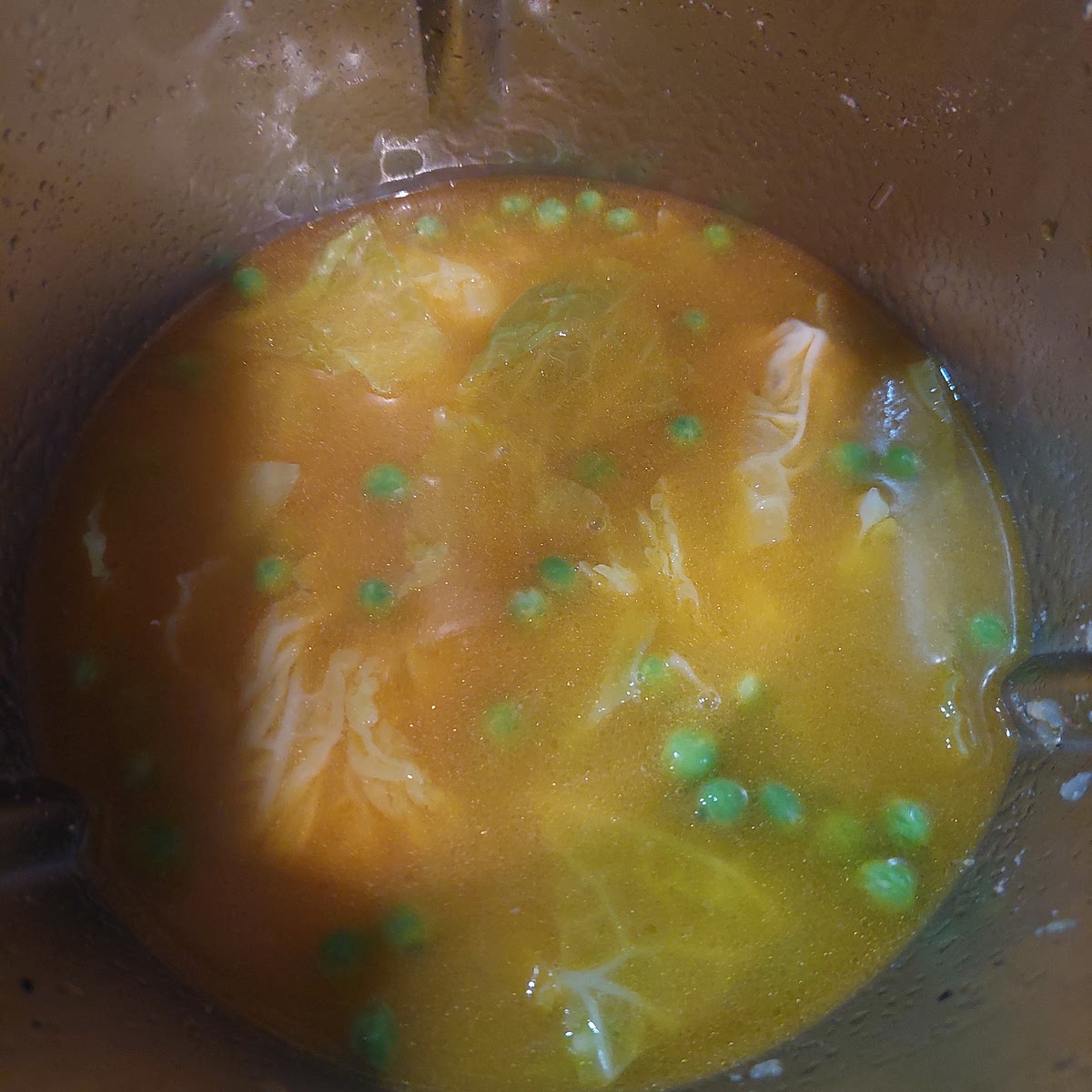 4 - Adicione as ervilhas, o arroz e 100g de água (atenção à quantidade) e coza 20 min/100ºC/inver./vel colher.