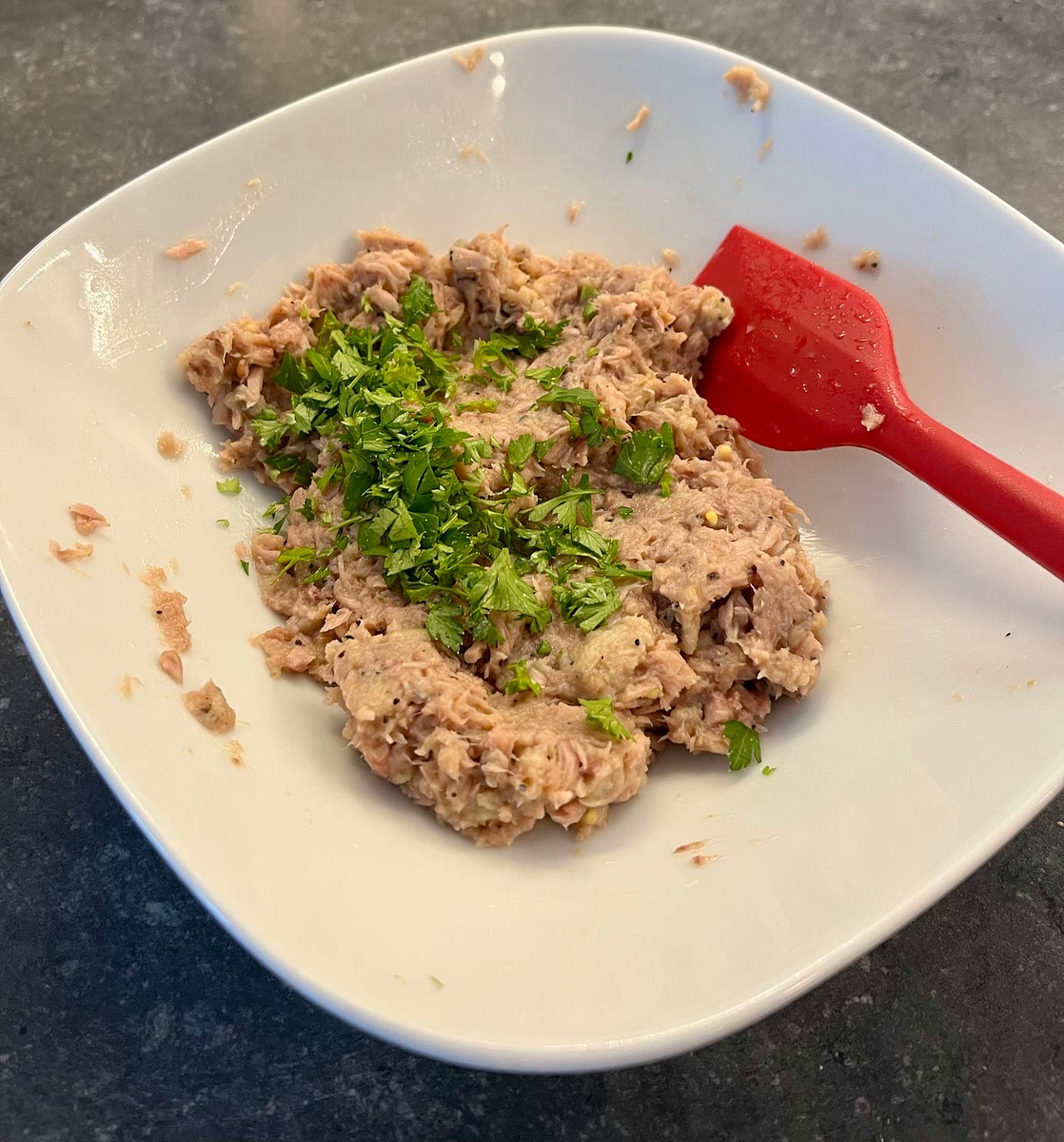 Mix in the parsley, split the mix in two equal parts and make two balls with your hands. Put them to the side.