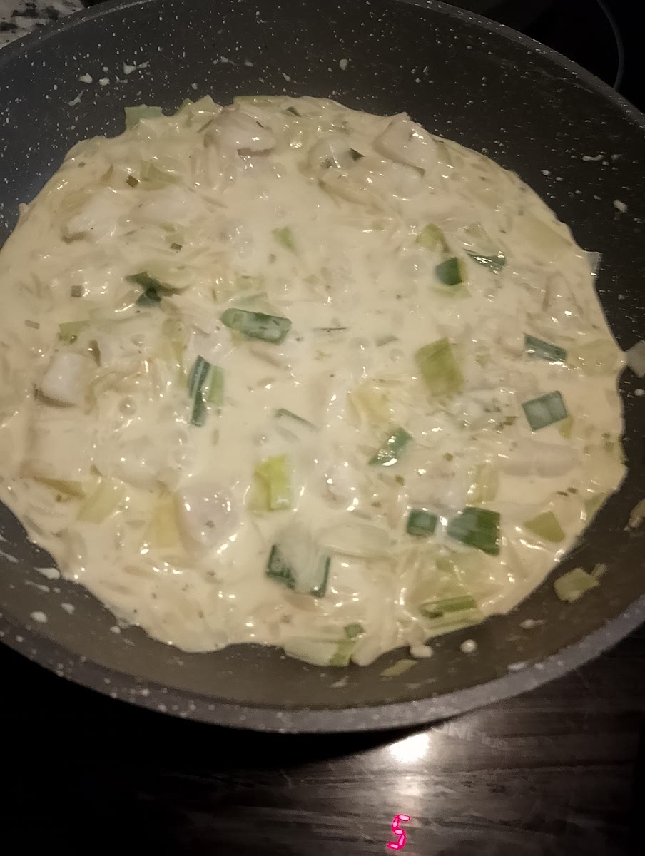 Ajouter le fromage fouetté et le poisson coupé en morceaux (de son choix blanc ou saumon).