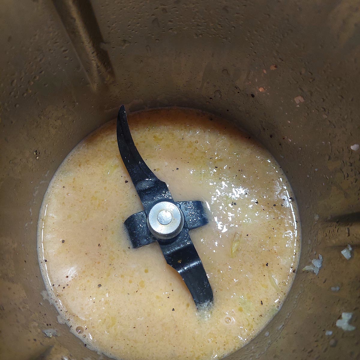 Adicione o fumet reservado, o caldo de marisco, 1 pitada de pimenta e o vinho branco, coloque a Varoma com os papelotes e cozinhe 20 min/Varoma/vel 2. Retire a Varoma e reserve.