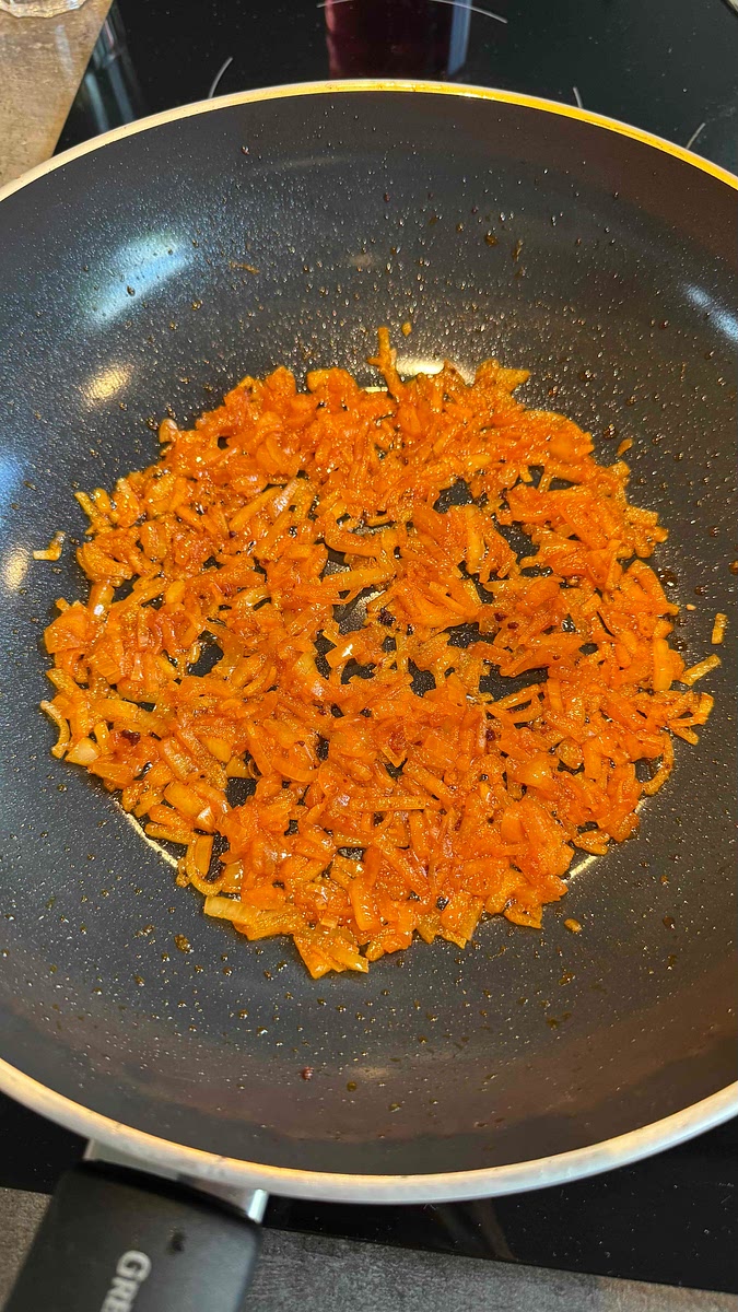 Faire revenir les oignons et l’échalote dans la même poêle que celle utilisée pour le chorizo en conservant le gras. Ajouter un peu de sel, de poivre et de paprika. Faites les bien transpirer.