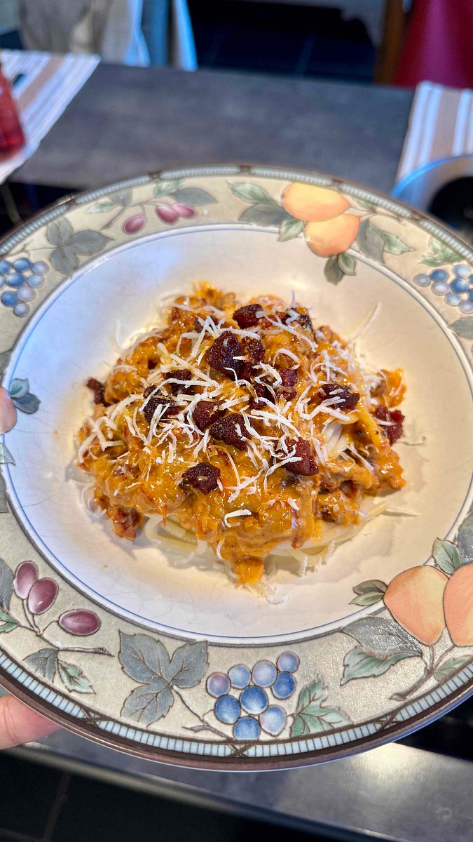 Servir les pâtes dans un bol en y ajoutant le mélange de sauce.
Ajouter les éventuels dés de chorizo mis de côté.
Râper un peu de parmesan au-dessus pour la déco.