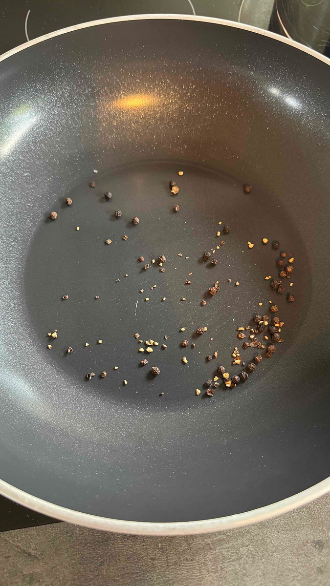 Faire torréfier les grains de poivre dans une poêle au préalable.