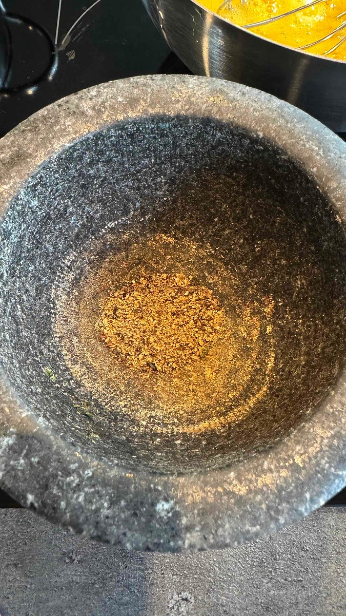 Moudre les grains de poivre dans un mortier.