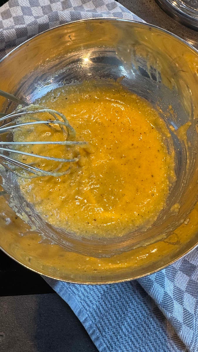 Dans un bol, mélanger les jaunes d’œufs, le parmesan et le poivre moulu.
Ne pas saler, le parmesan et les lardons l’étant déjà beaucoup.