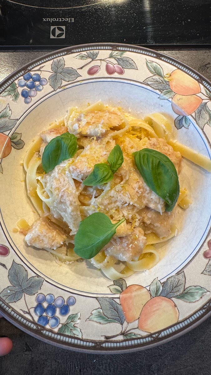 Goûter et rajouter les ingrédients nécessaires en fonction de votre goût.
Servir dans une assiette profonde avec quelques feuilles de basilic.