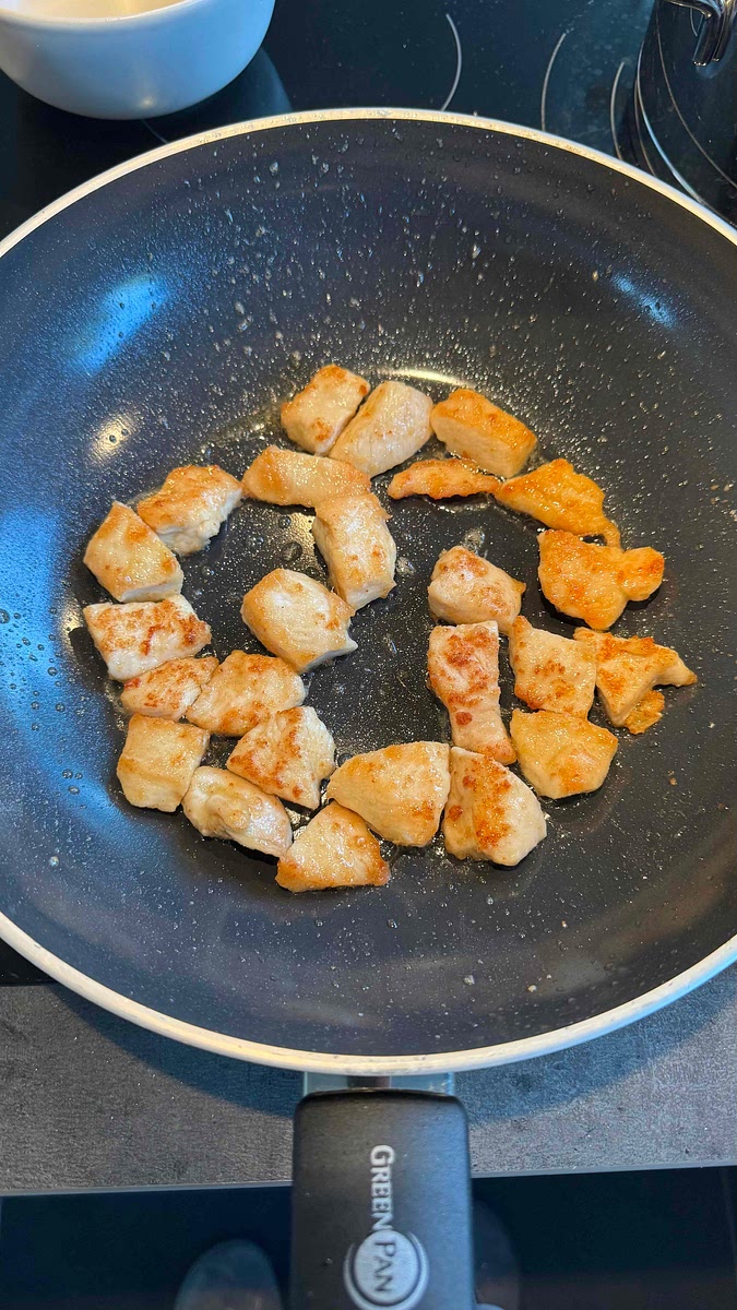 Saler et poivrer les morceaux de poulet et les placer dans une poêle avec du beurre.
Les retirer une fois coloré de chaque côté.