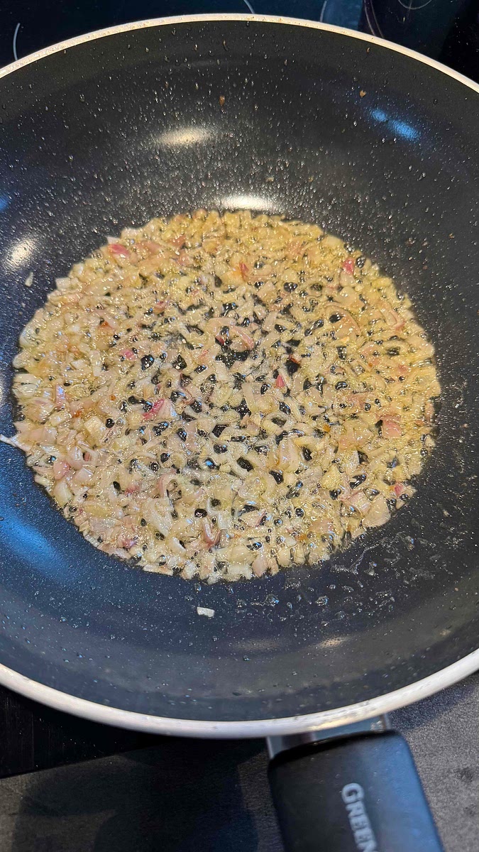 Faire revenir ails et échalotes avec du sel, du poivre et du beurre.