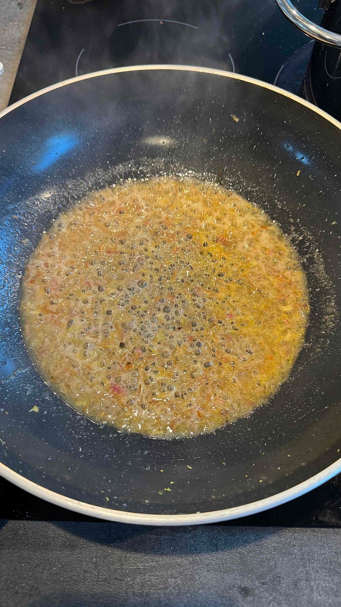 Presser le citron et l’ajouter dans la poêle jusqu’à réduction moyenne.
Ajouter également le zeste du citron.
Attention, ne pas mettre tout le jus du citron afin de vérifier à la fin au goût.