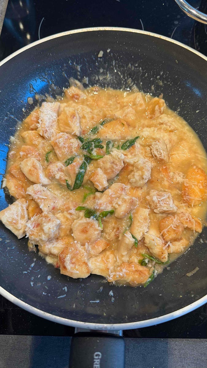 Rajouter les morceaux de poulet.
En fonction du goût, crèmer légèrement et rajouter du jus de citron.