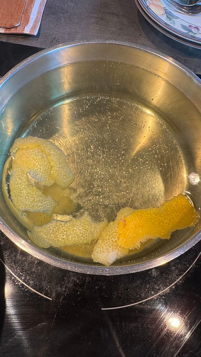 Faire cuire les pâtes dans de l’eau avec un peu d’épluchure (uniquement du zeste) de citron.