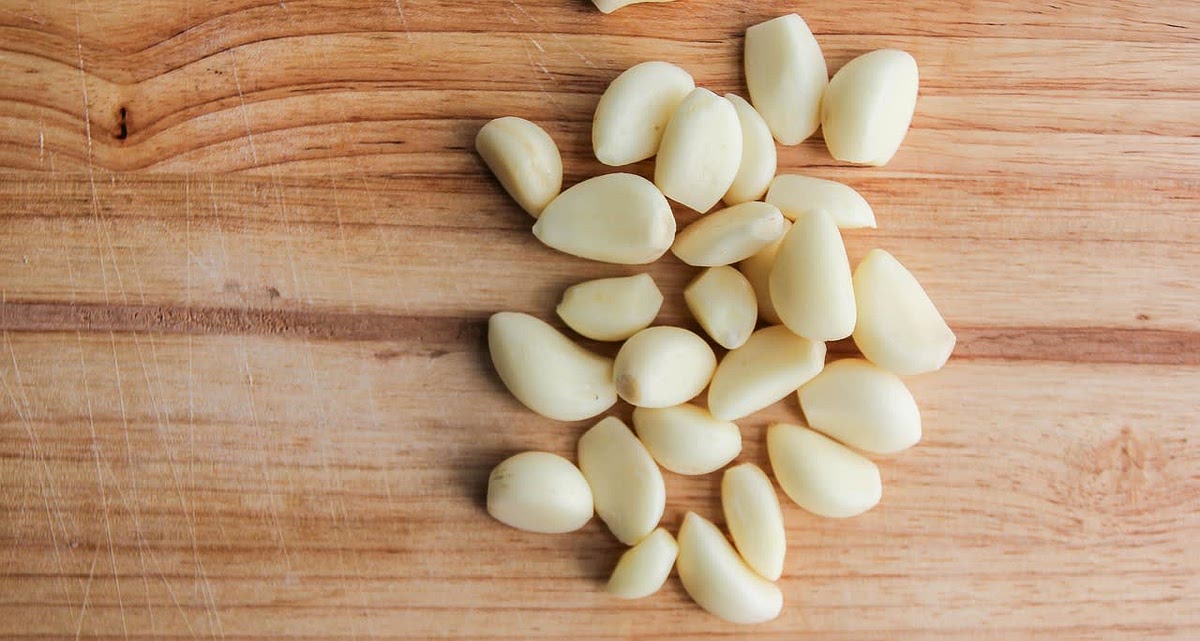 Add the chopped garlic and mix cooking for another minute