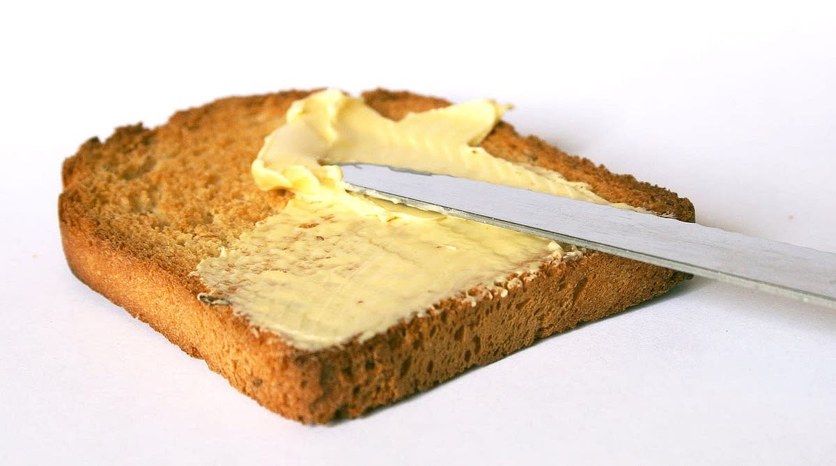 With a knife or soft baking spoon, spread the garlic butter on both sides, making sure the entire surface is covered. If your bread is larger make more garlic butter.