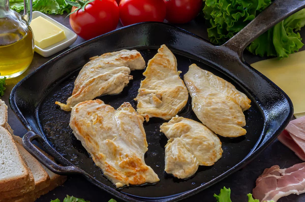 Salpimentar los filetes de pollo. Engrasar una sartén, grill o plancha con el aceite de oliva. Calentar y cuando esté bien caliente, pero sin que llegue a humear, dorar los trozos de pollo un par de minutos por cada lado, más o menos, dependiendo del grosor. Reservar.