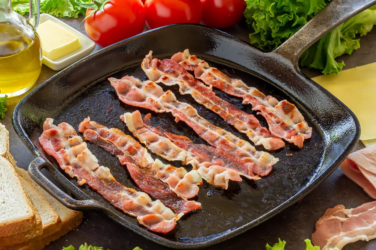 Dorar ahora las lonchas de bacon por ambos lados. Se pueden hacer como más te guste: a fuego lento para que fundan y luego darle un golpe fuerte para que queden crujientes o a fuego medio para que queden doradas y jugosas. Reservar.