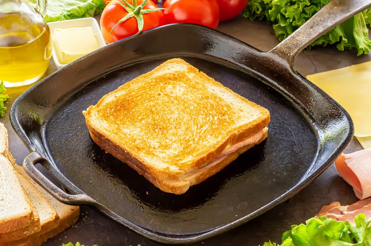 Dorar ambas caras del sándwich a fuego medio. Como para hacer un sándwich mixto.