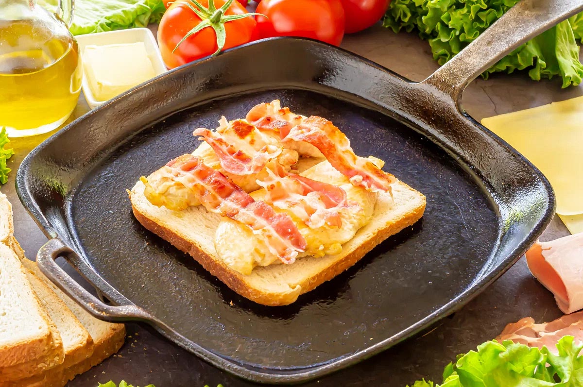 Formar otro sándwich ahora con las lonchas de bacon y los filetes de pollo. De igual manera, dorarlo por ambos lados.