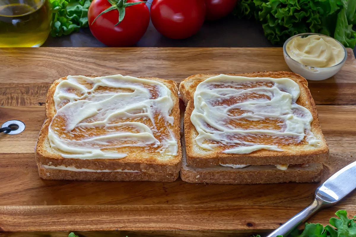 Una vez hechos los dos sándwiches, untarlos por encima con mayonesa.