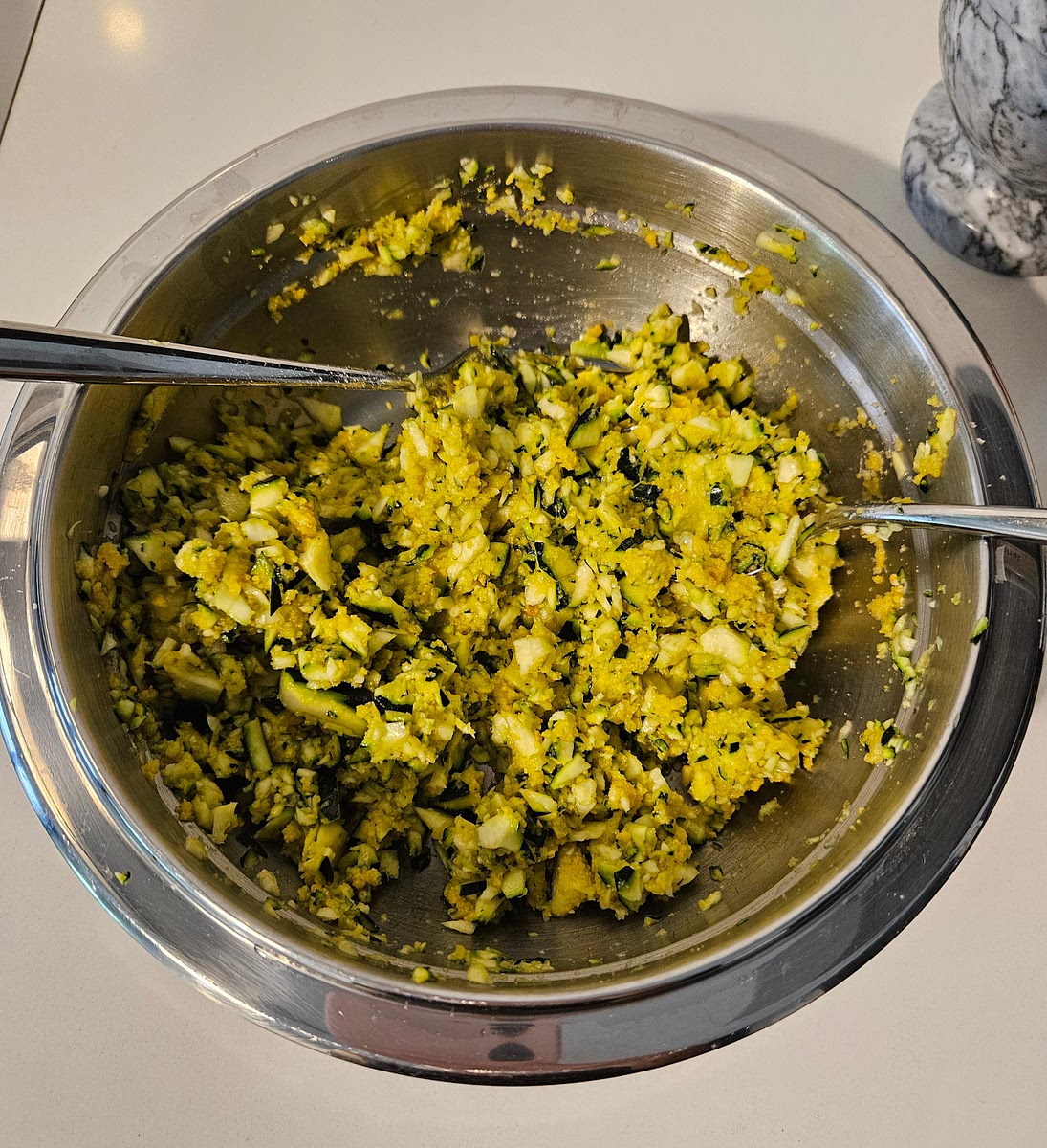 2️⃣ Prepara l’impasto
• In una ciotola metti le zucchine ben strizzate.
• Aggiungi le uova, il pangrattato, il formaggio grattugiato, un pizzico di pepe e mescola bene fino ad ottenere un composto modellabile (se serve, aggiungi altro pangrattato).