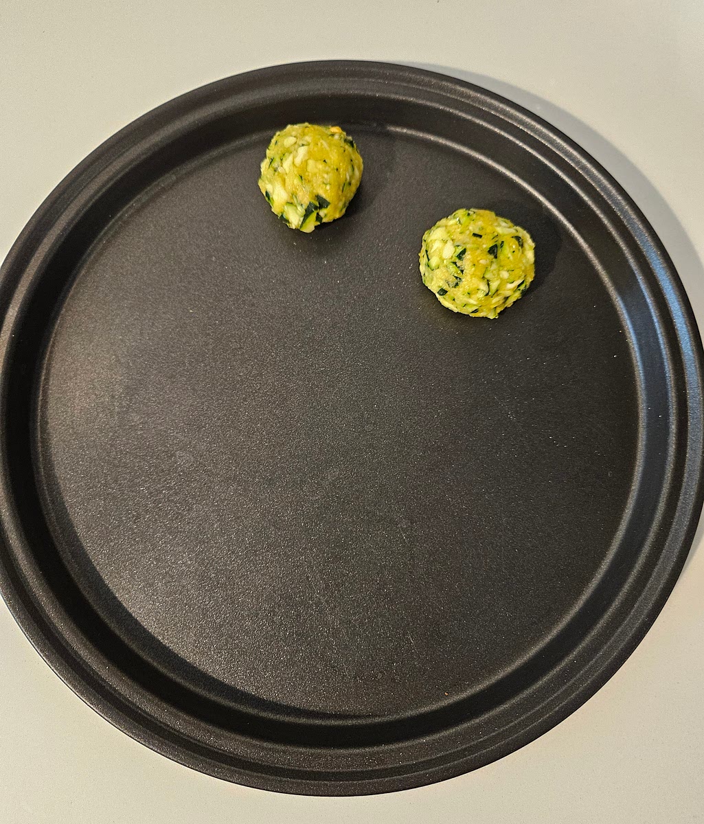 3️⃣ Forma le polpette
• Con le mani crea delle piccole palline.
• Ungile leggermente con un filo d’olio.