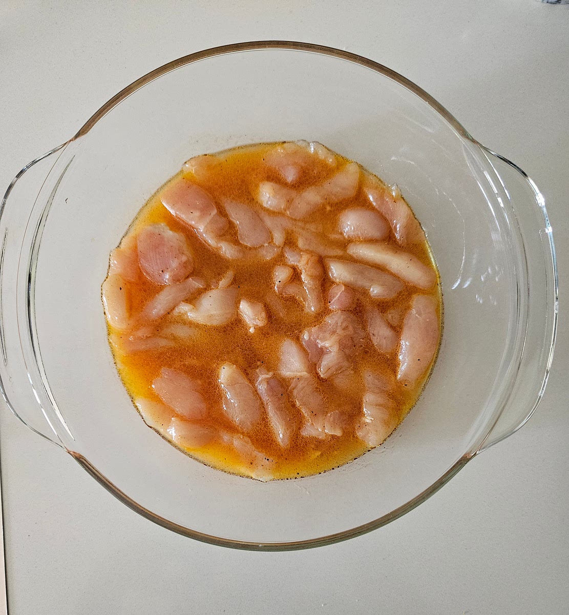 1️⃣ Prepara la marinatura
• In un contenitore adatto al microonde metti le striscioline di pollo.
• Aggiungi la birra, la paprika, un pizzico di sale e una macinata di pepe.
• Mescola bene in modo che il pollo sia completamente avvolto nella marinatura.
• Lascia riposare 10-15 minuti (anche solo mentre prepari il resto).