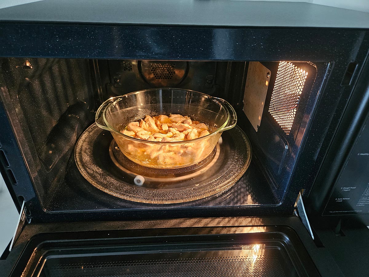 3️⃣ Doratura finale in convezione
• Togli il coperchio e imposta il microonde su funzione convezione a 200°C.
• Cuoci per 15 minuti, mescolando una volta a metà cottura, finché i liquidi della birra saranno quasi del tutto assorbiti e il pollo avrà una leggera crosticina dorata. ✨ Risultato: pollo tenero e saporito, con un gusto leggermente maltato della birra e una sfumatura speziata irresistibile.