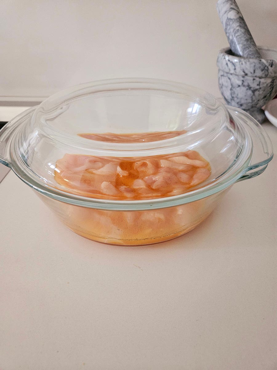 2️⃣ Prima cottura al microonde
• Copri il contenitore con il coperchio adatto o pellicola per microonde.
• Cuoci in modalità microonde a 600W per 10 minuti.
• Il pollo inizierà a cuocere delicatamente restando morbido e saporito.