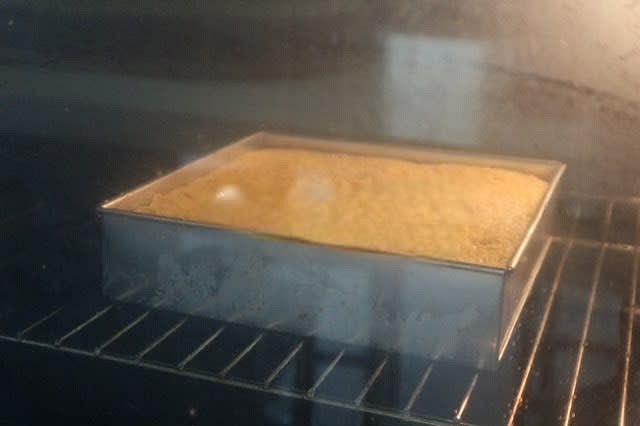 Preheat oven to 200 degrees Celsius using top and bottom heat without fan. Put the baking pan in the oven and place on the lowest rack. Bake for 1 hour - 1 1/2 hours or until the top of the crust is brown.
