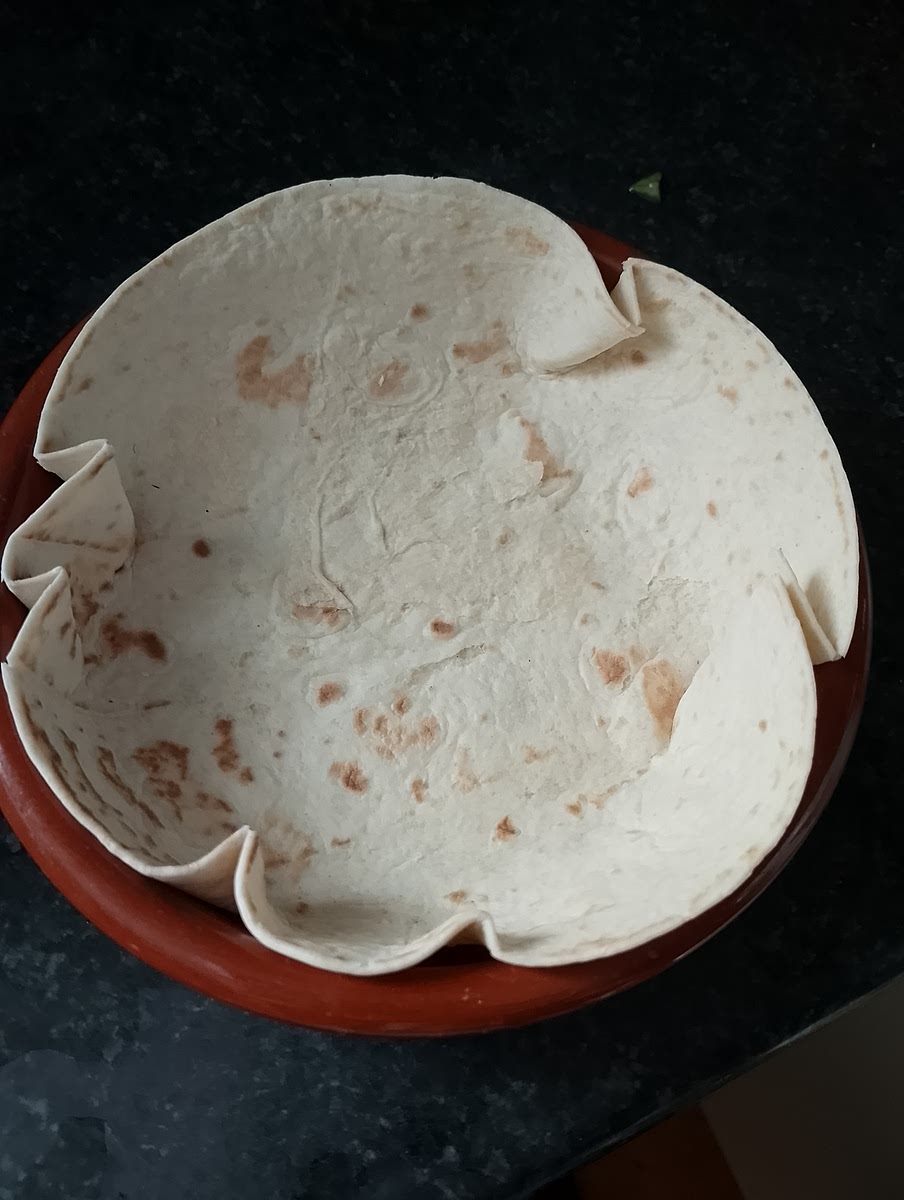 Dans un petit plat, mettre le wrap.