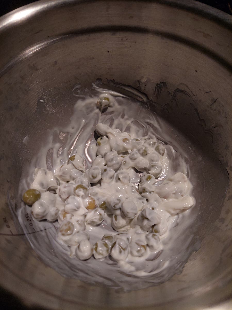 fai bollire l'acqua e salala, nel mentre unisci formaggio e piselli