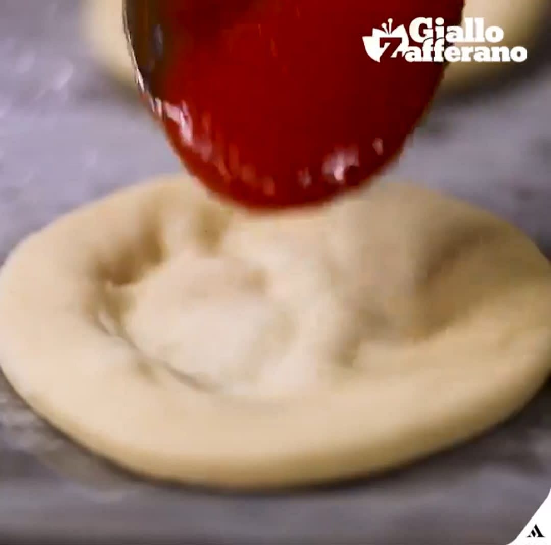 Stendere l'impasto in uno strato sottile (livello 1 nella macchina per la pasta) e ricavarne dei dischi di circa 6cm di diametro. Mettere in una teglia unta di olio e lasciar lievitare altri 30 minuti.
