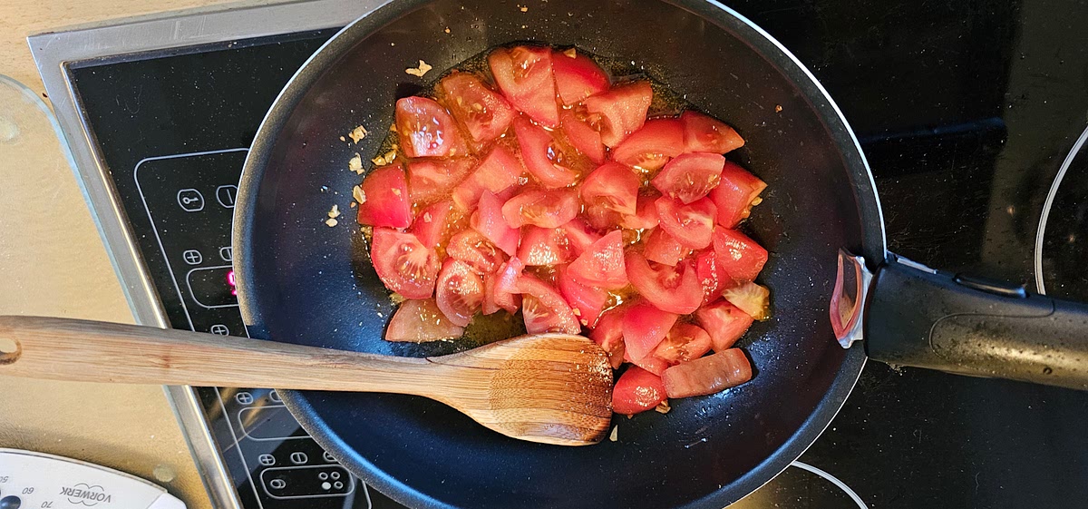 Aggiungere i pomodori spelati e tagliati e lasciar cuocere per 1-2 minuti.