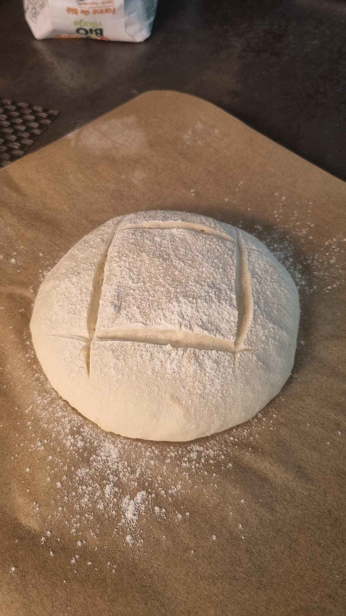 Une fois les 45min passées, tamiser légèrement la boule de farine et faire quelques entailles peu profondes sur le pain à l'aide d'une lame sans dents et bien coupante.