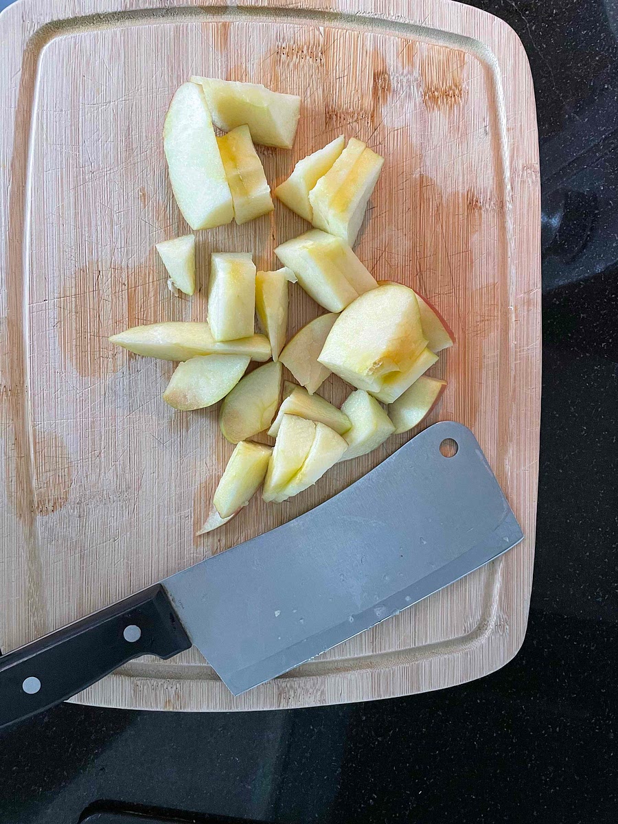 Cut the apples into half thin wedges
