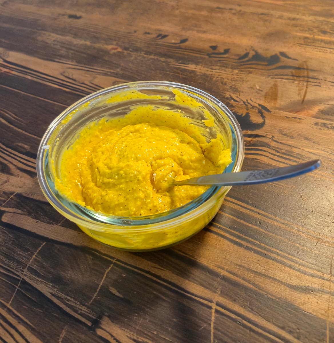Add 80g grated parmesan and 2 pinches of black pepper to the egg yolks. Stir the mixture together.