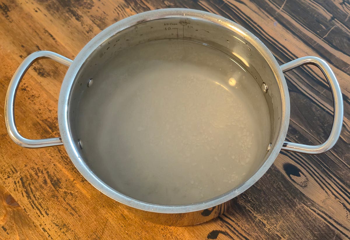 Fill a medium pot with around 2l of water. Add 30g of salt and let it sit until it starts to boil.