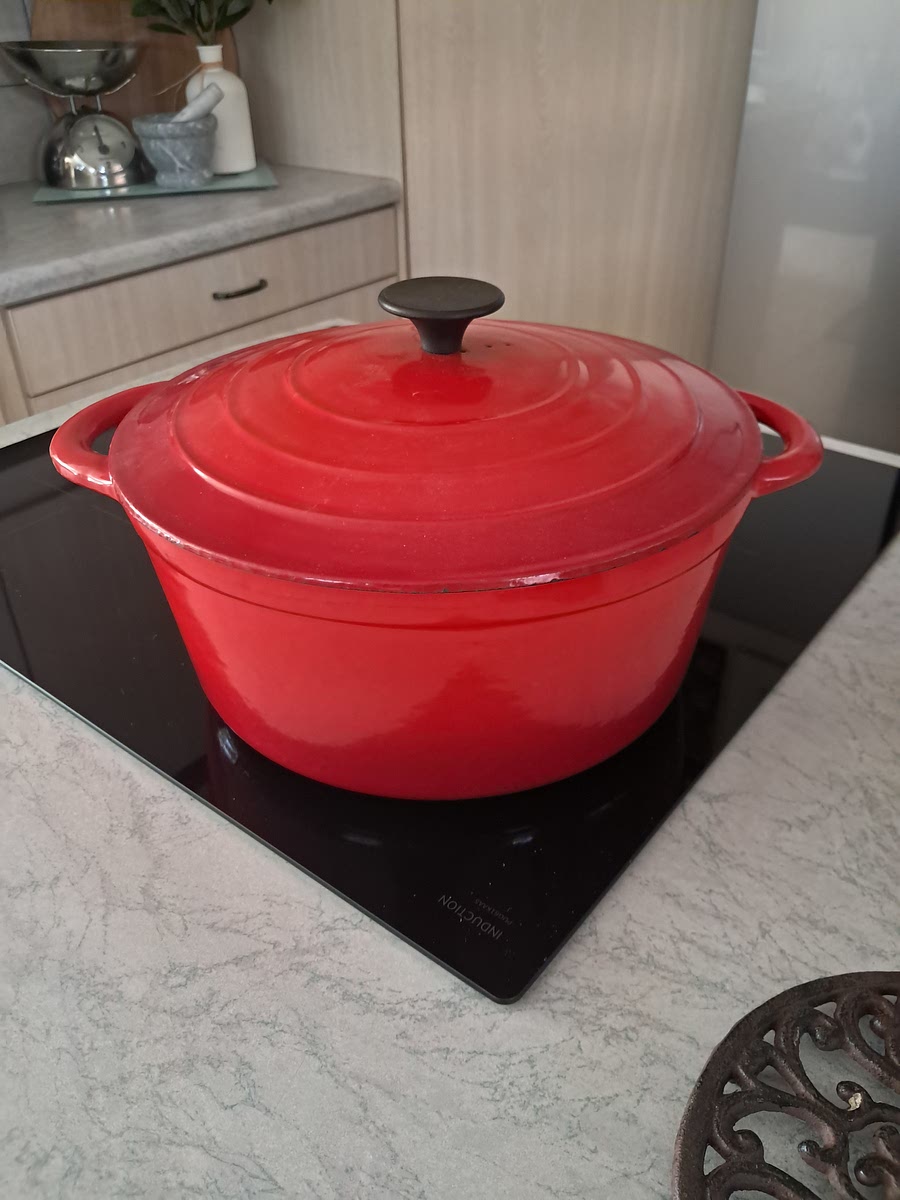 Place the two 1L containers into a dutchch oven or cooler that will hold its temperature.