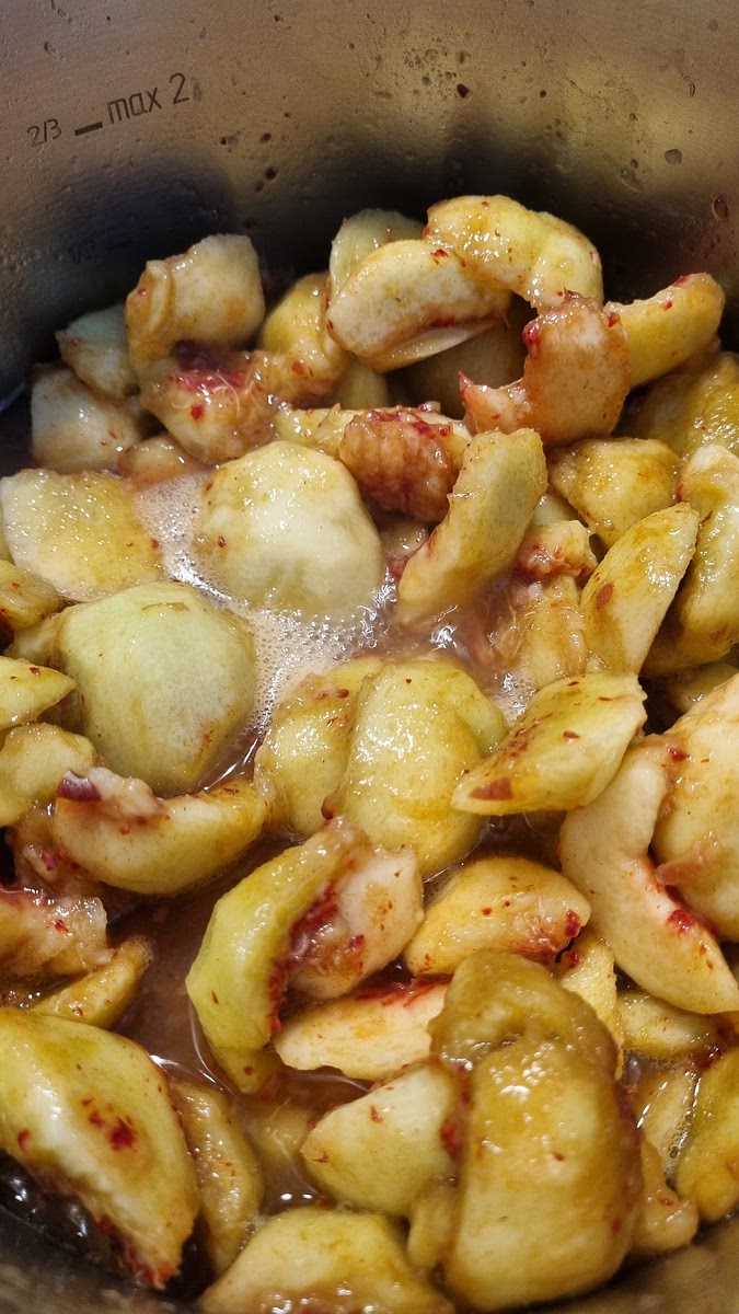 Ajoutez un fond d'eau (environ 40cl) et laisser mijoter fort pour extraire le jus.
Aidez avec écraseur si besoin