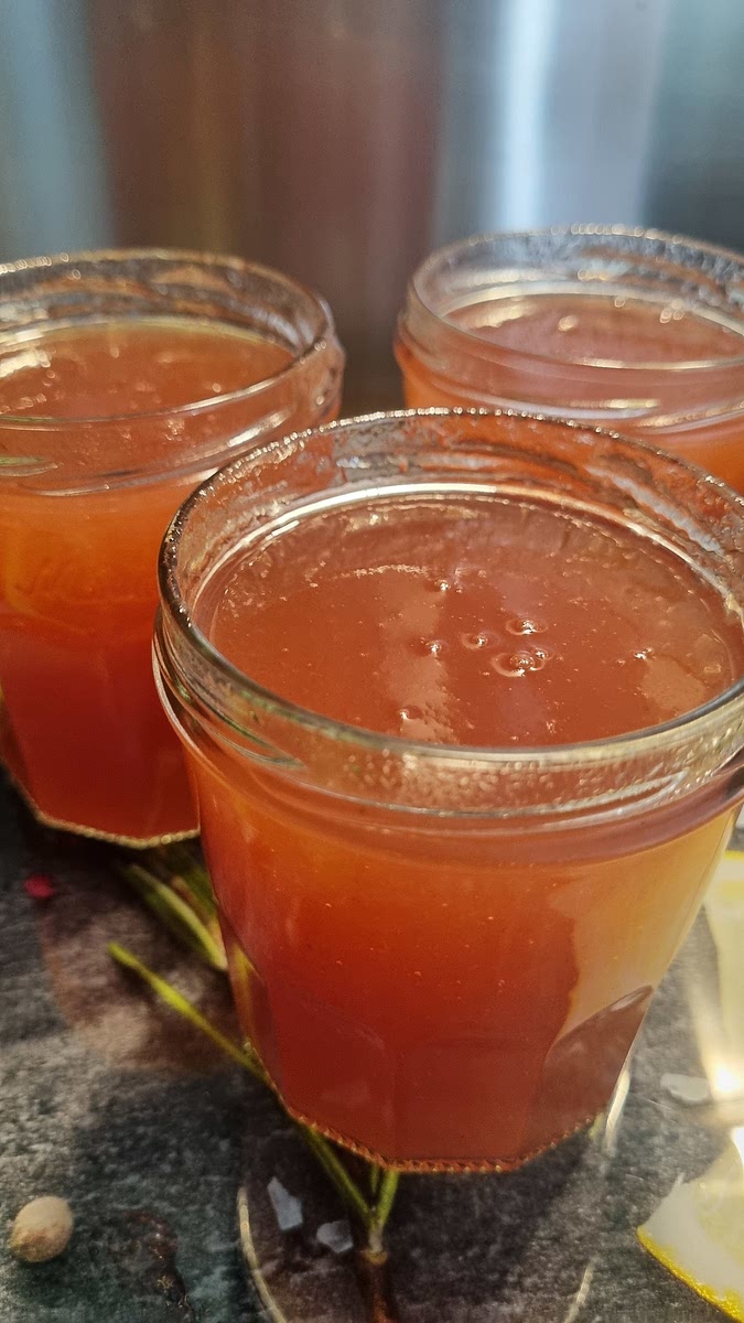 Mettre dans les pots et fermer