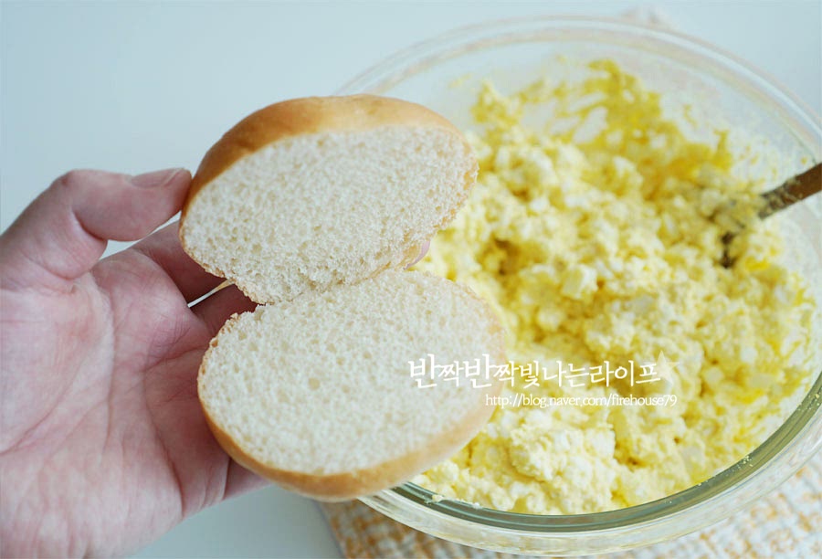 모닝빵은 1/3 지점에 칼집을 넣고 만들어둔 속을 가득 채워줍니다. 빵 부분에 버터를 얇게 펴 발라주면 보다 맛이 좋아요. 모닝빵 샌드위치는 속을 가득 채워주어야 푸짐하게 보기 좋은 것 같아요. 자꾸만 당기는 맛이라 듬뿍듬뿍 넣어주었어요. 파슬리가루 톡톡 뿌려서 그릇에 담아주면 완성입니다. 동글동글 귀여운 모양이 사랑스럽죠. 모닝빵으로 만들어서 한 손에 쥐고 먹기 딱 좋아요. 만드는 법 영상을 같이 보시면 만드는 데 도움이 되실 거예요. 언제 먹어도 매력적으로 당기는 맛이죠. 씹히는 식감을 더해주고 싶다면 피클이나 양파를 잘게 다져 넣어도 되는데 가장 기본적인 심플함이 늘 실패 없이 맛있는 것 같아요. 한 입 베어 물면 입안 가득 부드러워요. 속을 가득 채워주면 든든하기까지 해요. 모닝빵 샌드위치 만드는 법 부드러운 속을 준비하는 것에서부터 시작이에요. 삶은계란은 흰자와 노른자를 분리하여 으깨어 줍니다. 노른자와 소스 재료를 버무린 뒤 흰자를 넣고 잘 섞어주면 고소한 풍미가 맛있답니다. 든든하게 챙겨드세요. 끄읕 !
