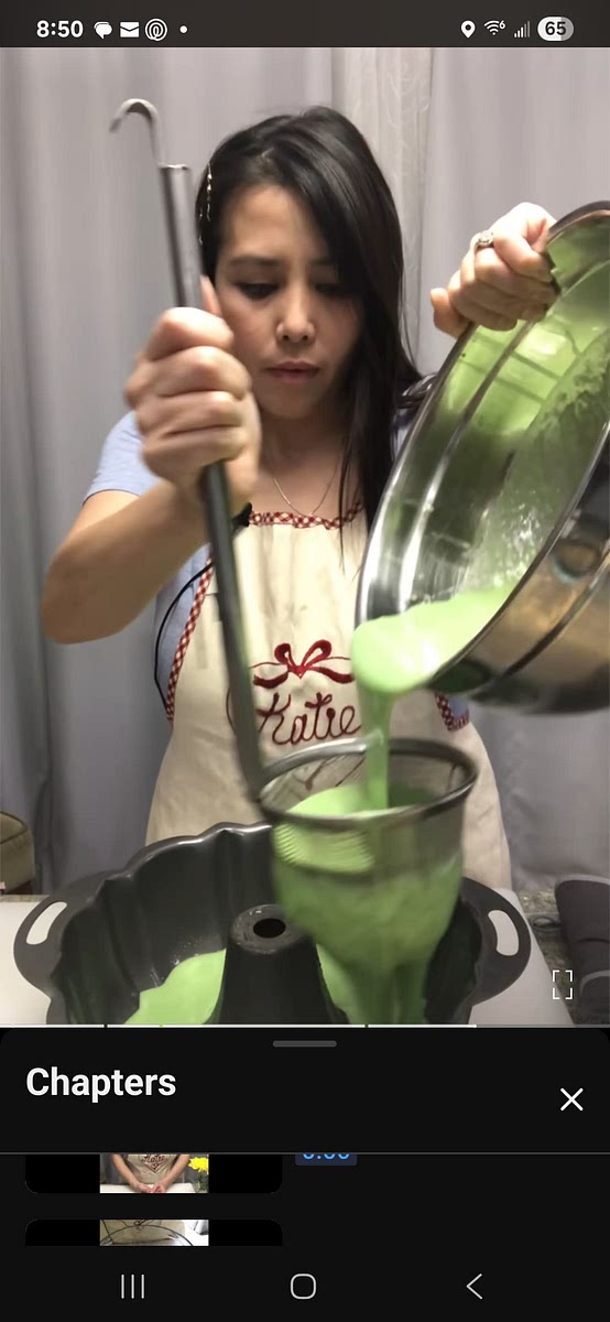 Pour in batter evenly with circular motion using a strainer to help not having a lopsided cake